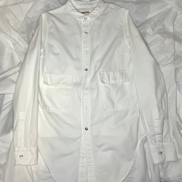 캐피탈 화이트 밴드 칼라 패치 포켓 셔츠