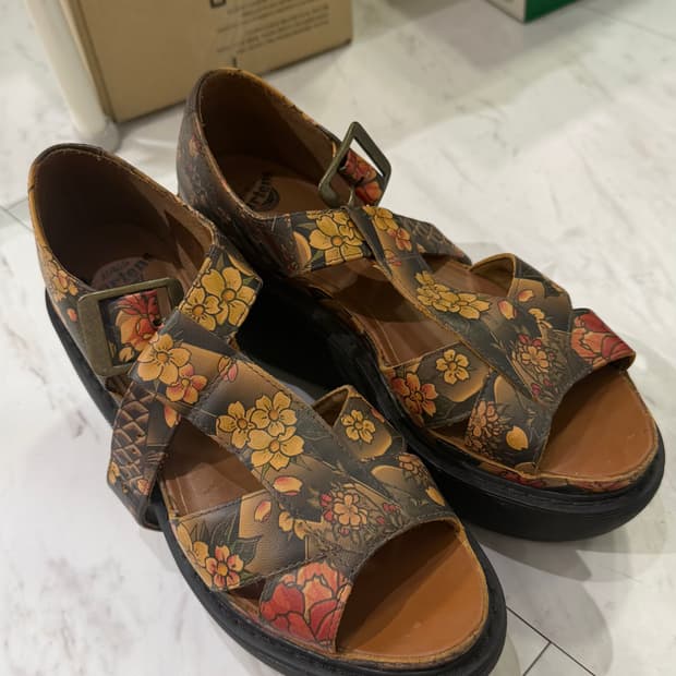 닥터마틴 ADAYA 웨지 샌들 이레즈미패턴 220