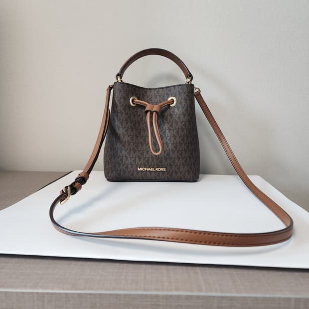 마이클코어스 MK로고 미니 버킷백 