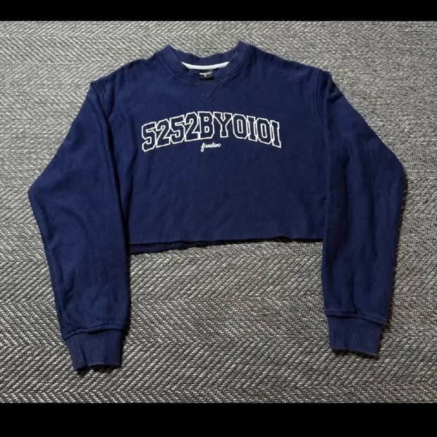 5252 바이오아이오아이 크롭 맨투맨 네이비 Os