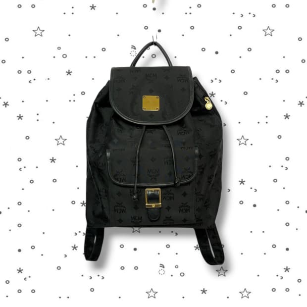 MCM 엠씨엠 블랙 클래식 모노그램 드로스트링 백팩
