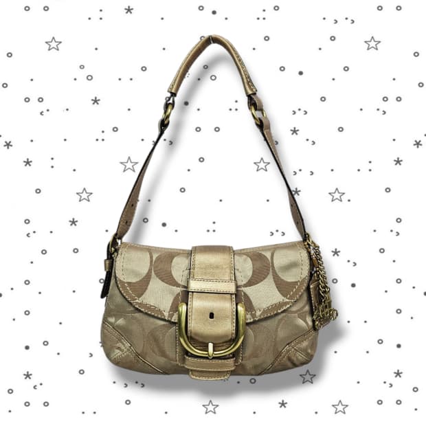 COACH 코치 소호 시그니처 골드 버클 숄더백