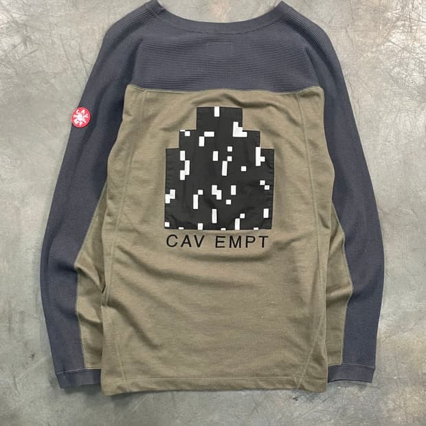 카브엠트 투톤 픽셀 그래픽 와플 롱 슬리브