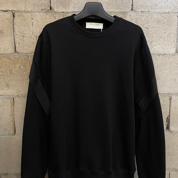 1017 알릭스 9SM 크루넥 맨투맨