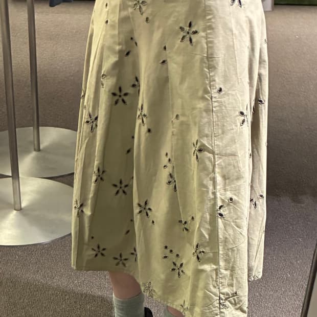 OS)Japanese vintage 여성 꽃 펀칭 디테일 롱스커트