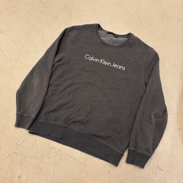 캘빈클라인 진스 차콜 센터로고 맨투맨
