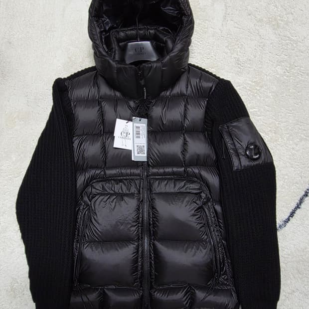 CP컴퍼니 DD쉘니트패딩