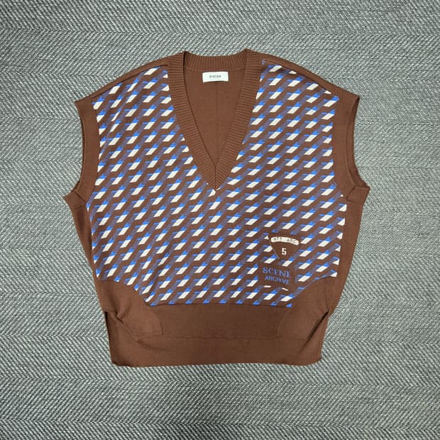 한섬 시스템 22ssSYSTEM 브랜드의 브라운 컬러 패턴 니트 베스트