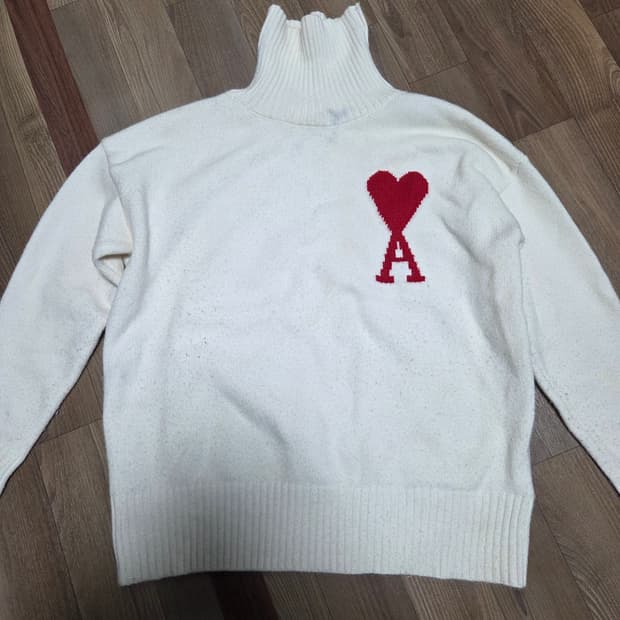 아미 빅 하트 로고 퍼넬 넥 스웨터 오픈화이트 레드