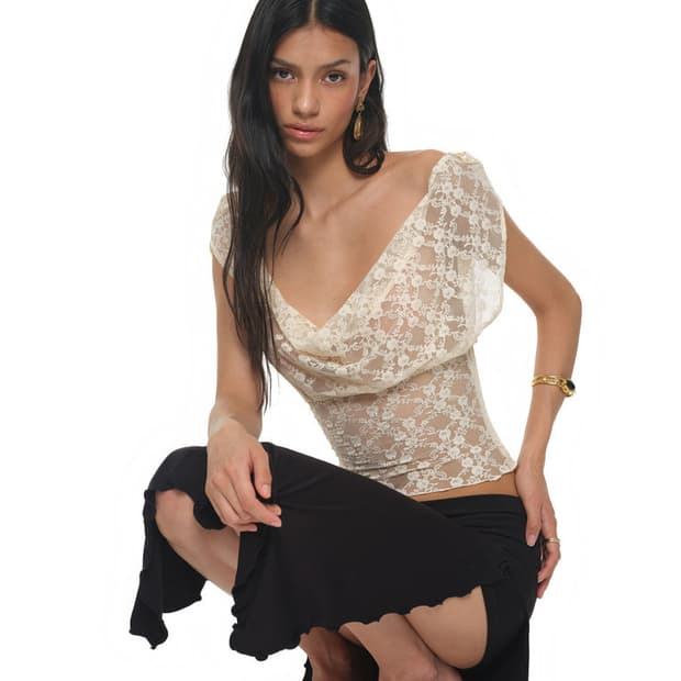 투머치택스 LACE BUTTON TOP (IVORY)