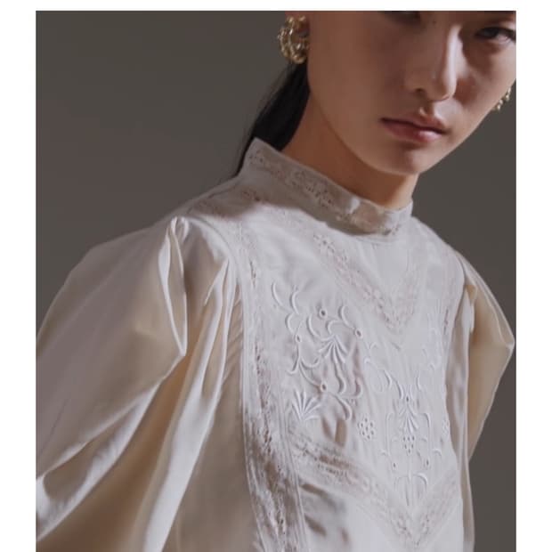 앤아더스토리즈 퍼프슬리브 블랑스