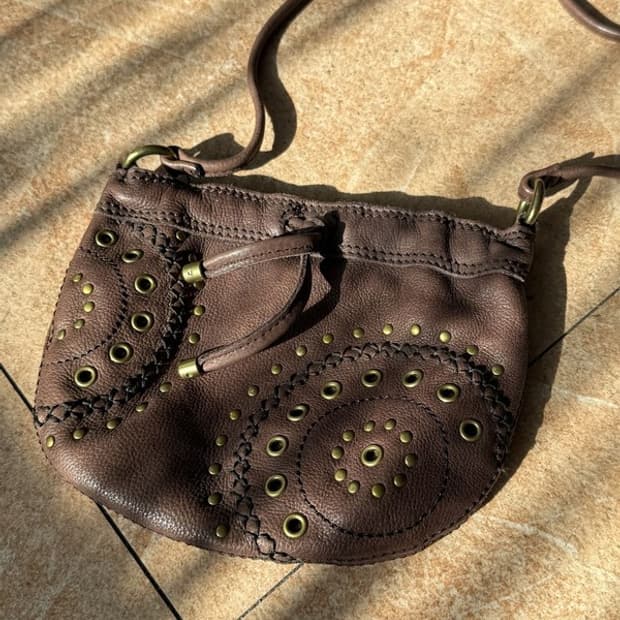 FOSSIL 파슬 빈티지 가죽 금장스터드 버킷크로스백