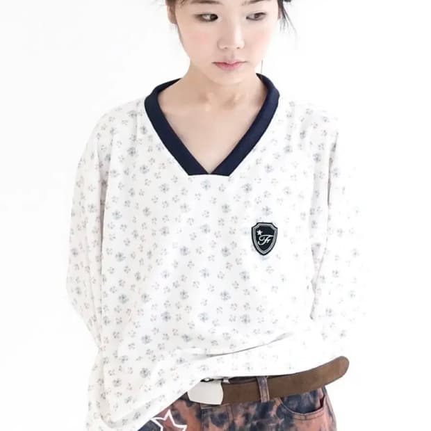 샵페어리[F.E.E.S] V neck flower terry shirt 