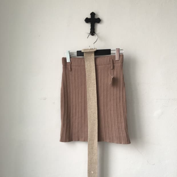 Belted ribbed knit skirt