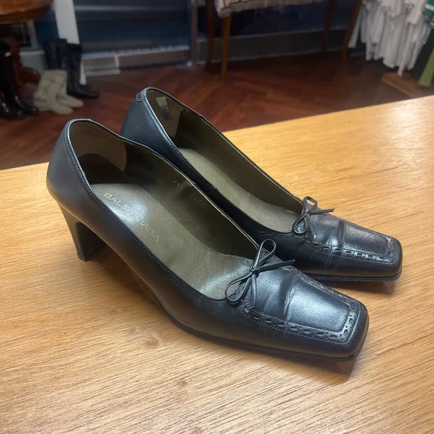 발렌시아가 스퀘어토 레더 펌프스 235