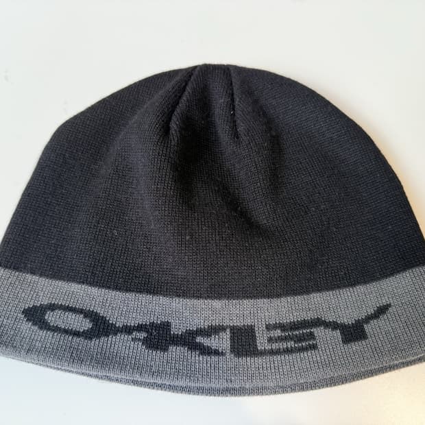 오클리 투톤 로고 비니 블랙 그레이