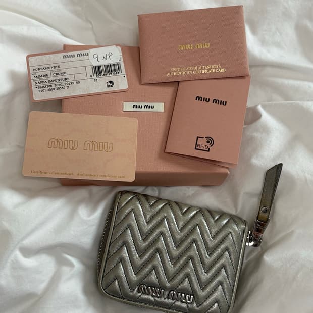미우미우 마쎄라테 나파 실버 지갑 지퍼돌이