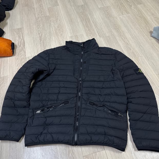 스톤아일랜드 경량패딩 논후드 L 블랙