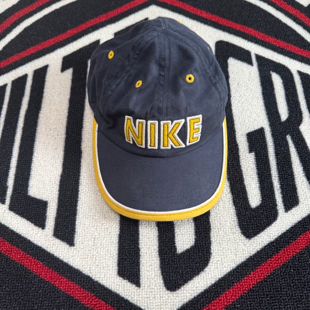 나이키 스펠 아웃 로고 차일드 벨크로 백 캡 네이비 옐로우