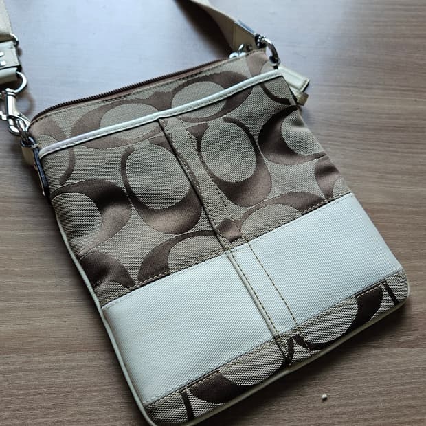 [새상품급][구매가 25만][단돈 2만원] 코치 시그니처 크로스백 브라운