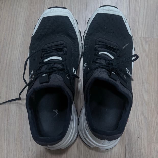 UK6/250 온 러닝 클라우드 울트라 블랙 화이트 스니커즈