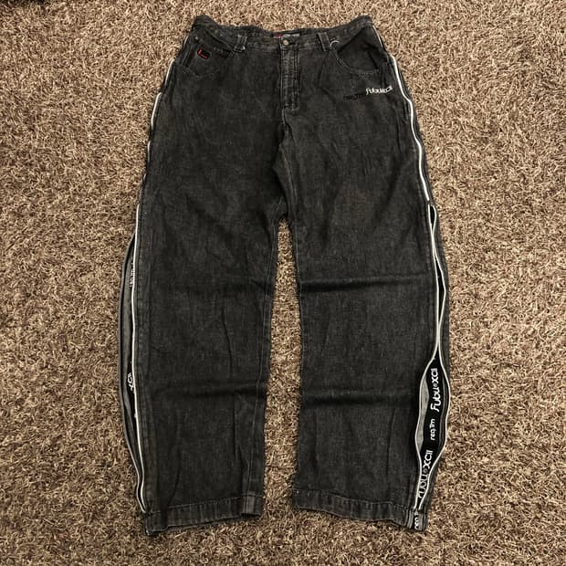 후부 사이드 지퍼 오픈 테이프 로고 와이드 데님 팬츠