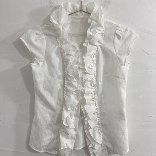 cosa de ver white ruffle shirt
