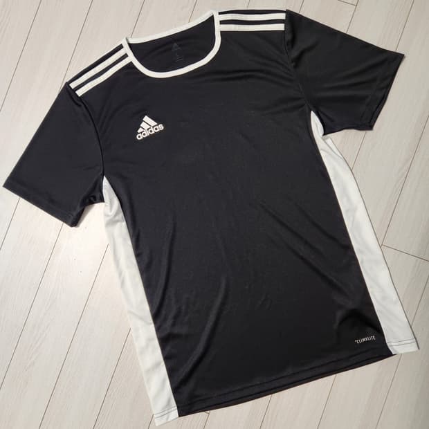 새상품급)아디다스 스포츠 반팔티 ENTRADA 18 JSY 사이즈100
