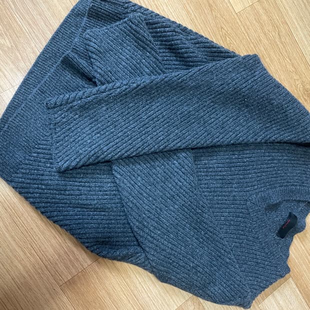 애니타임로릭 브이넥 니트 M