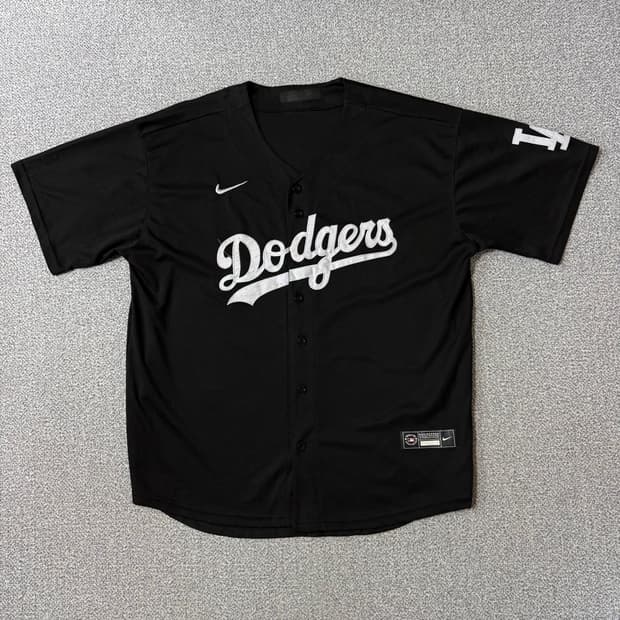MLB LA ๋ค์ ธ์ค ์ ๋ํผ