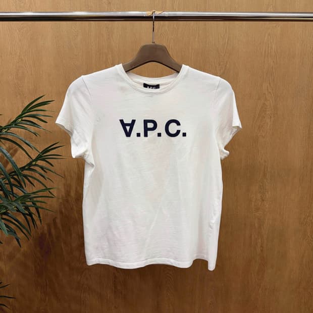 아페쎄 크루넥 반팔 티셔츠 전면 네이비 컬러 로고 프린트 디테일 화이트