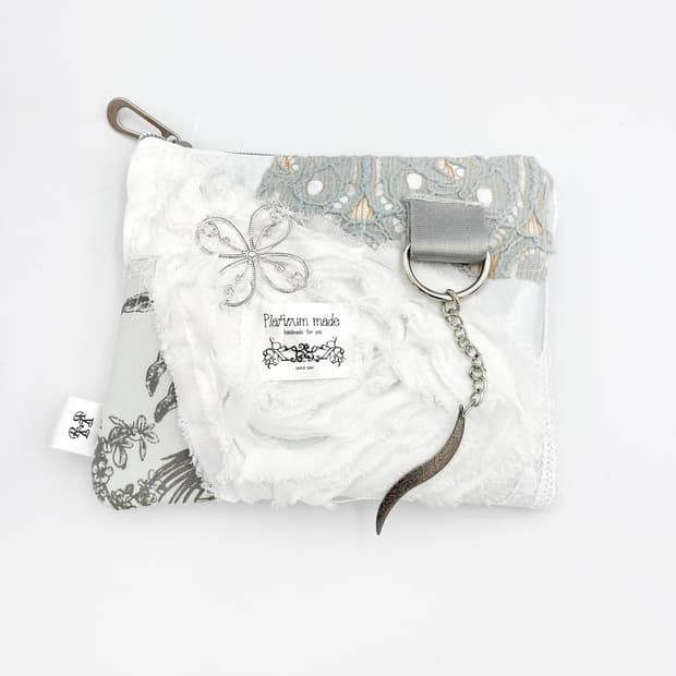 Pom pom Pouch