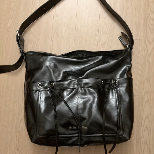 matin kim 마뗑킴 셔링 빅 포켓 크로스백 black