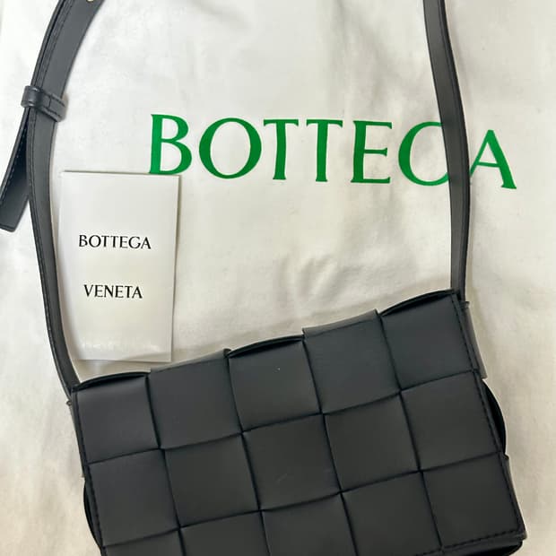 보테가베네타 카세트백 스몰 블랙 판매합니다