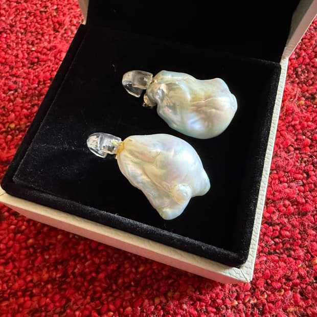 단종된 COLDFRAME 브랜드의 바로크 진주 귀걸이입니다