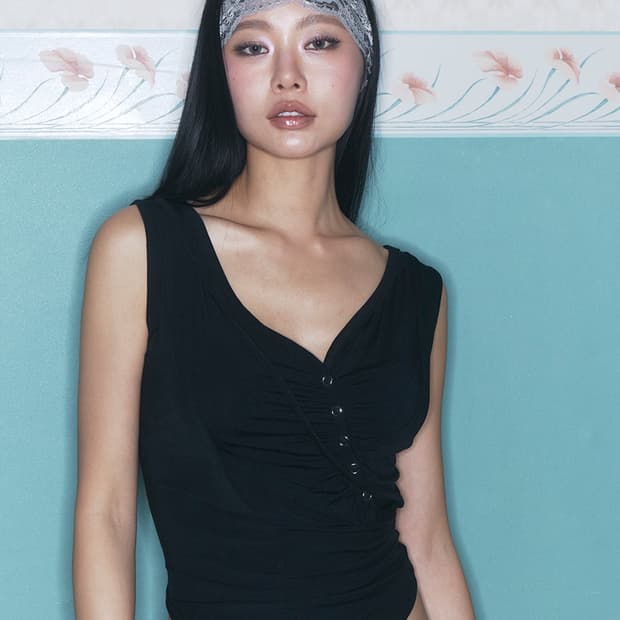 플리즈노팔로우 데바 슬리브리스 탑 블랙