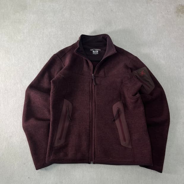 W95 아크테릭스 폴라텍 소프트쉘 버건디 플리스 자켓