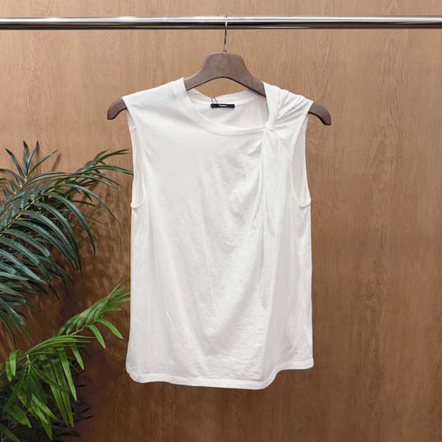 띠어리 코튼 슬리브리스 블라우스 사이드 트위스트 셔링 디테일 화이트