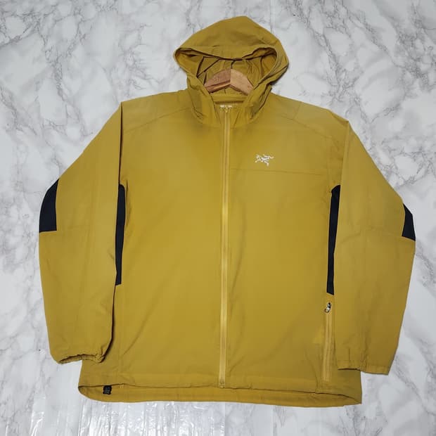 아크테릭스 머스타드 바람막이 자켓