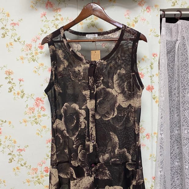 브라운 시스루 스판 플라워패턴 버튼 나시