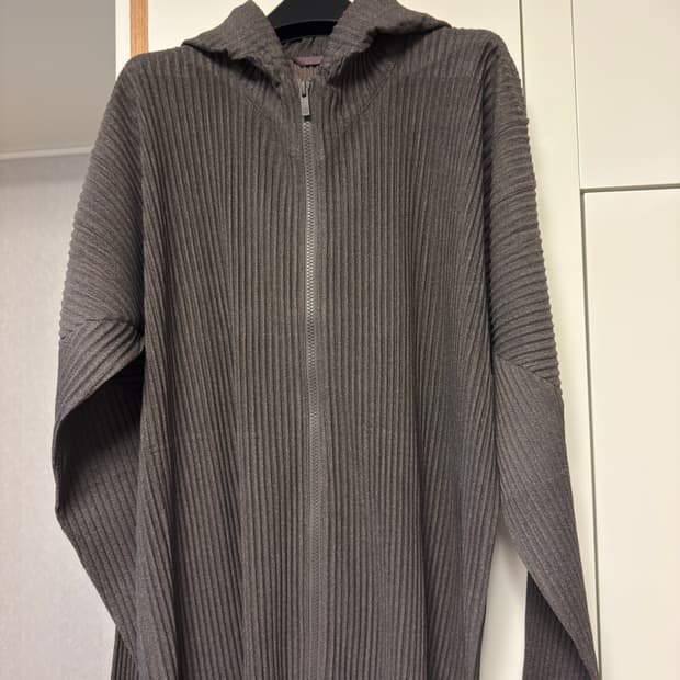 옴므플리세 후드 집업