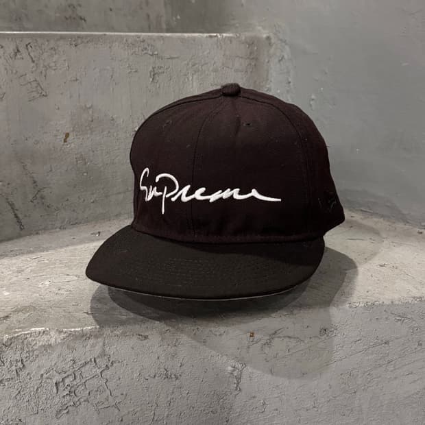 슈프림 클래식 스크립트 뉴에라 캡 