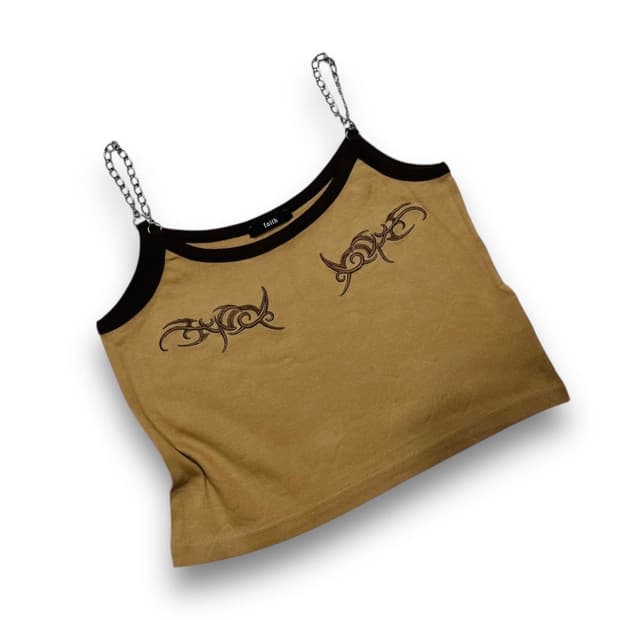 Faith Tokyo 체인 트라이벌 디테일 크롭 슬리브리스