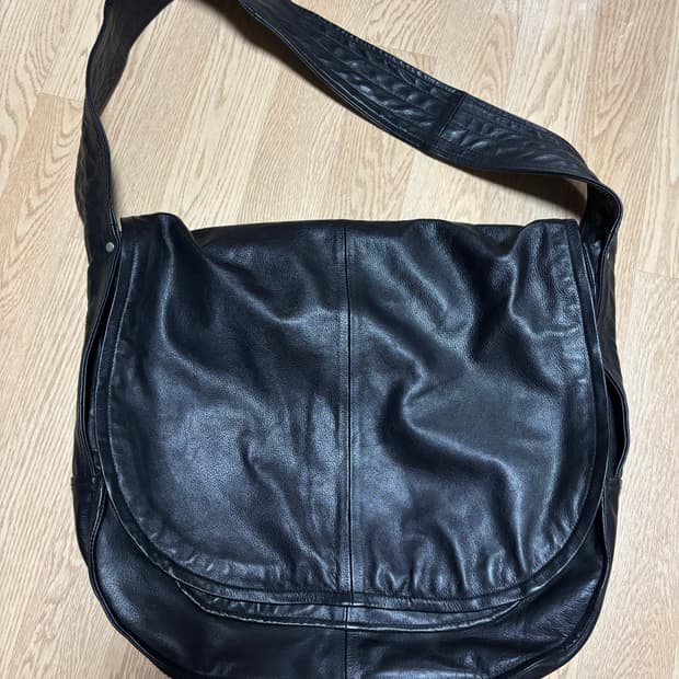 CCU leather 뉴스보이백 팝니다