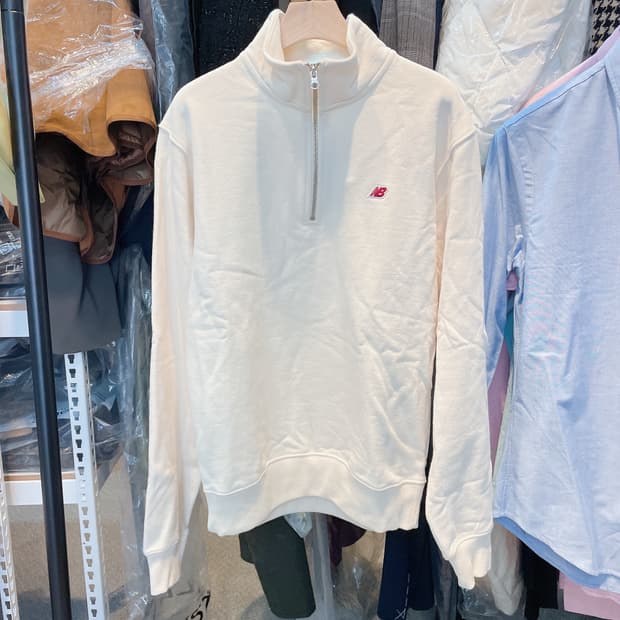 (정품/새상품) 뉴발란스 공용 베이지 NB 자수 로고 반 집업 맨투맨