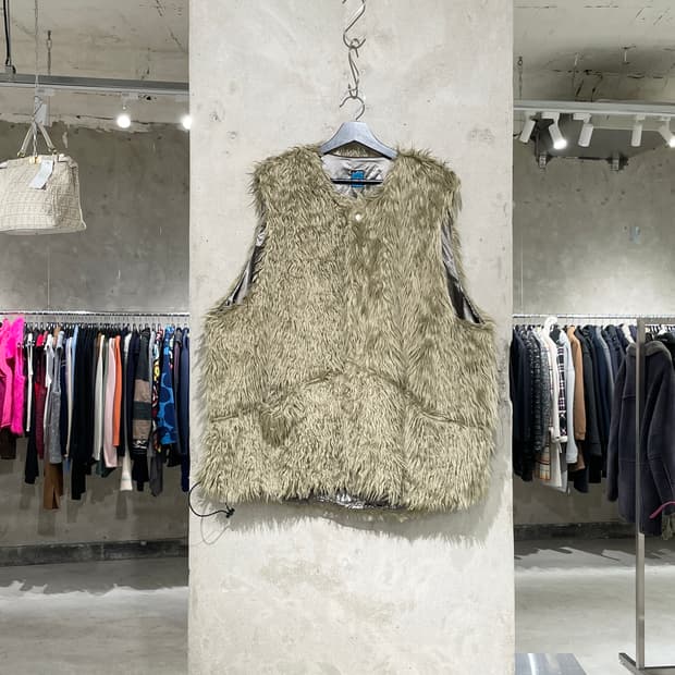 써니 스포츠 베이지 골드 스냅 버튼 퍼 베스트