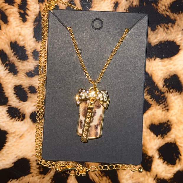 Cecil McBee 로고 레터링 갸루 호피 리본 큐빅 골드 목걸이