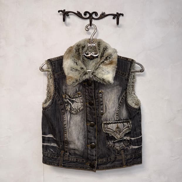Washing gray denim button fur vest
