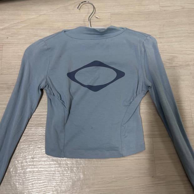  미스치프 피티드 목 넥 롱 슬리브 탑 그레이쉬 블루