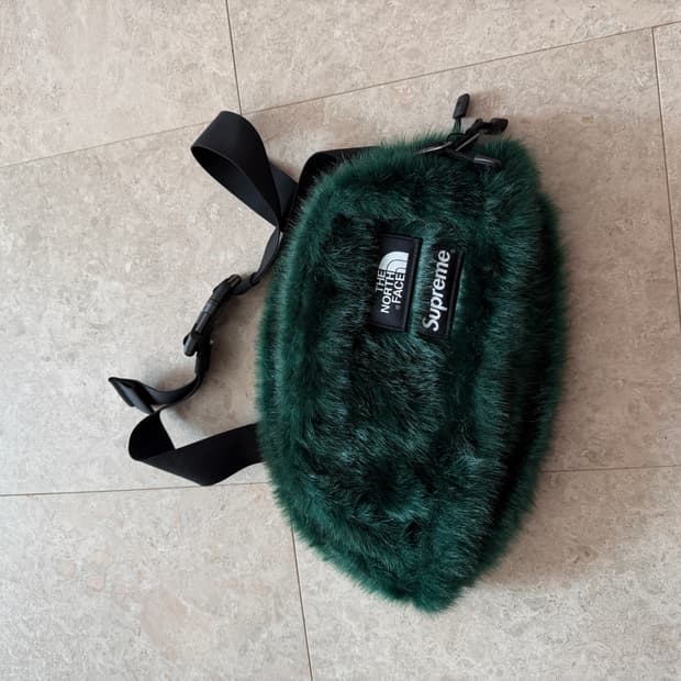 슈프림X노스페이스 퍼 힙색